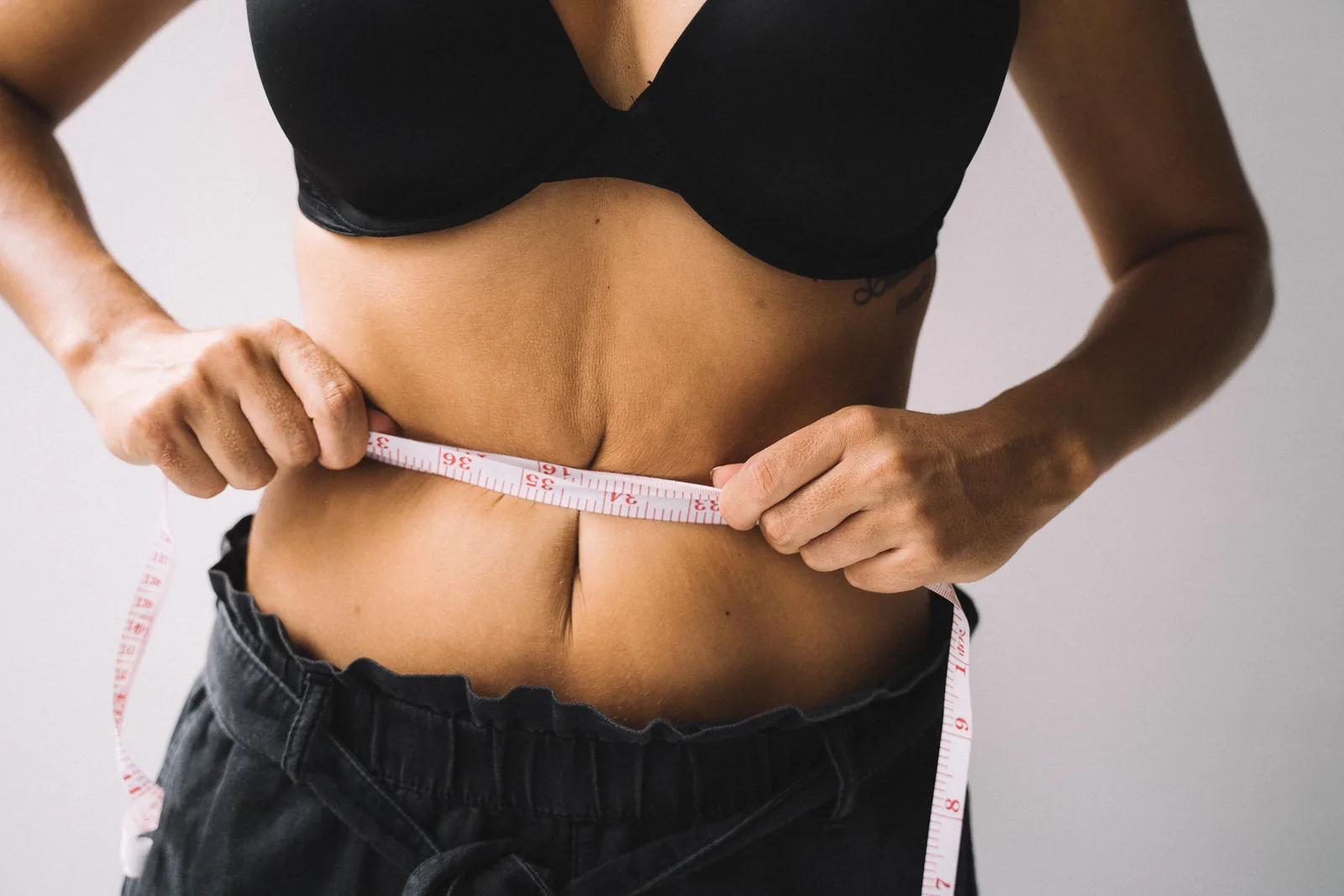 Measuring the waist with both hands